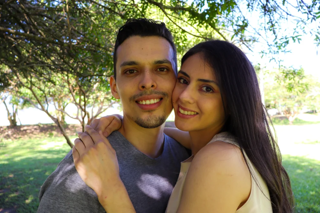 Retrato profesional pareja en parque
